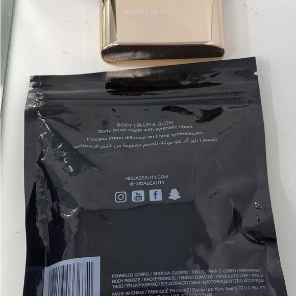 NEW In Package HUDA BEAUTY Body Blur & Glow Brush 100% Authentic Synthetic Brush - Picture 5 of 6